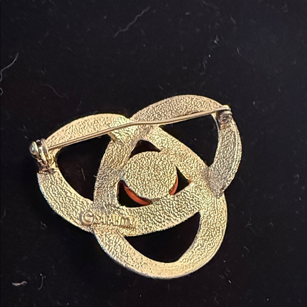 Sarah Coventry Gold-Tone Interlocking Knot Brooch with Bright Orange Cabochon - Picture 2 of 4